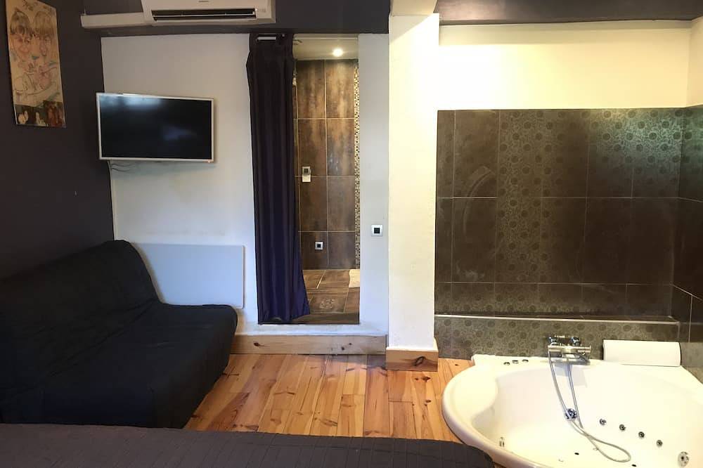 Villa ideal pour 11 avec 5 chambres, 4 salles d'eau, piscine, parking privé. in Marseille, Région de Marseille