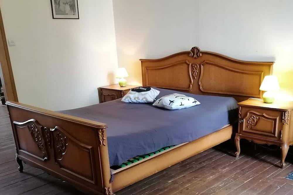Maison de campagne spacieuse avec Wi-Fi et animaux admis in Montvicq, Région de Montluçon