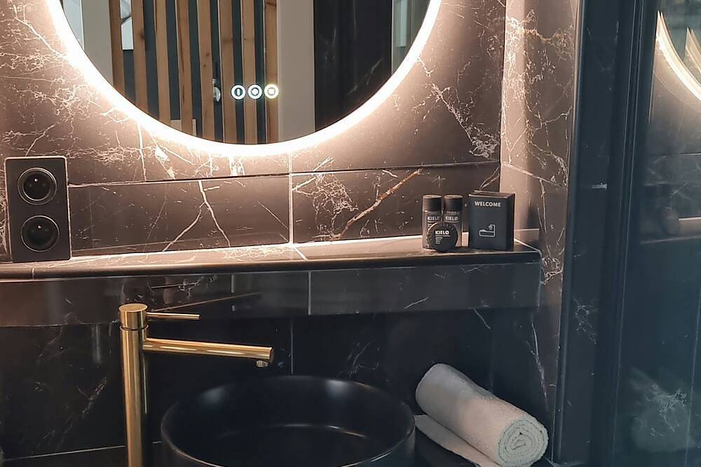 Ganze Wohnung, Romantic Escape with Jacuzzi and Cozy Private Terrace, Flexible Check-In! in Reims, Marne