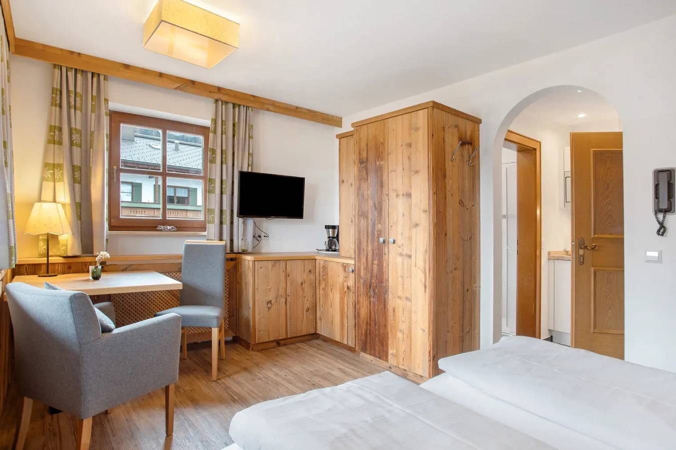 Ganzes Studio, Studio 'Gästehaus Panorama - Appartement 5' mit Bergblick, privater Balkon und geteilter Sauna in Reit im Winkl, Bayerische Alpen