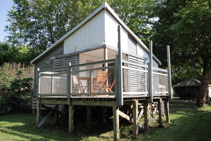 Camping pour 5 personnes, avec vue ainsi que piscine et jardin, animaux acceptés