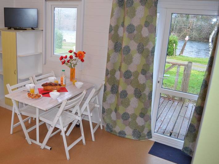 Flower Camping L'Echo du Malpas - Mobilhome 6 personnes - Mobil home Standard 27m² / 2 chambres + Tv + Terrasse non couverte 4/6 pers in Monceaux-sur-Dordogne, Région de Tulle