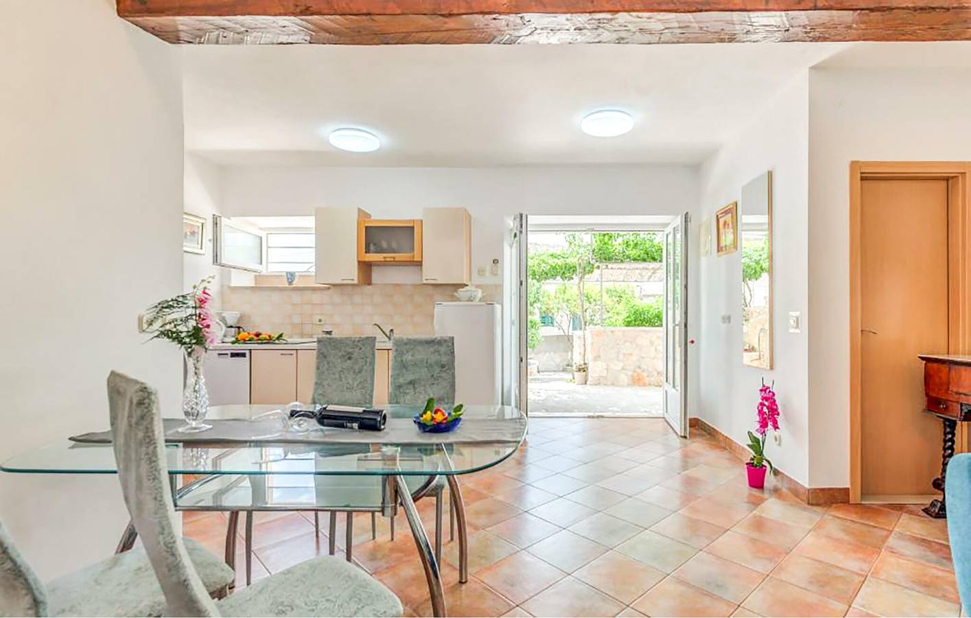 Ganze Ferienwohnung, Gemütliche Ferienwohnung mit Terrasse, WLAN und Parkplatz, 1 km vom Strand entfernt in Bol, Brac