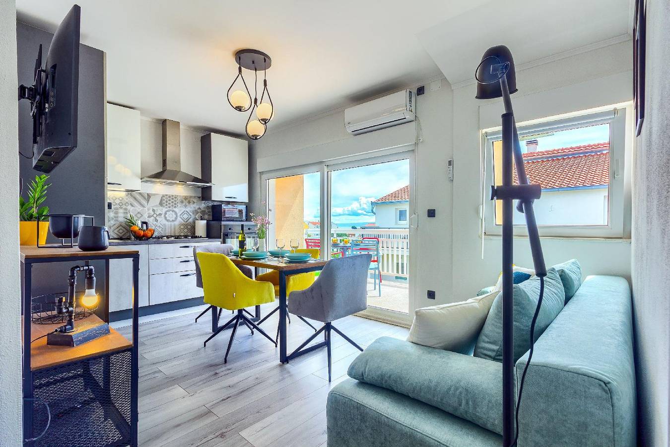 Ganze Ferienwohnung, Brandneue Design-Wohnung mit großer Terrasse in Kastel Stafilic, Kaštela
