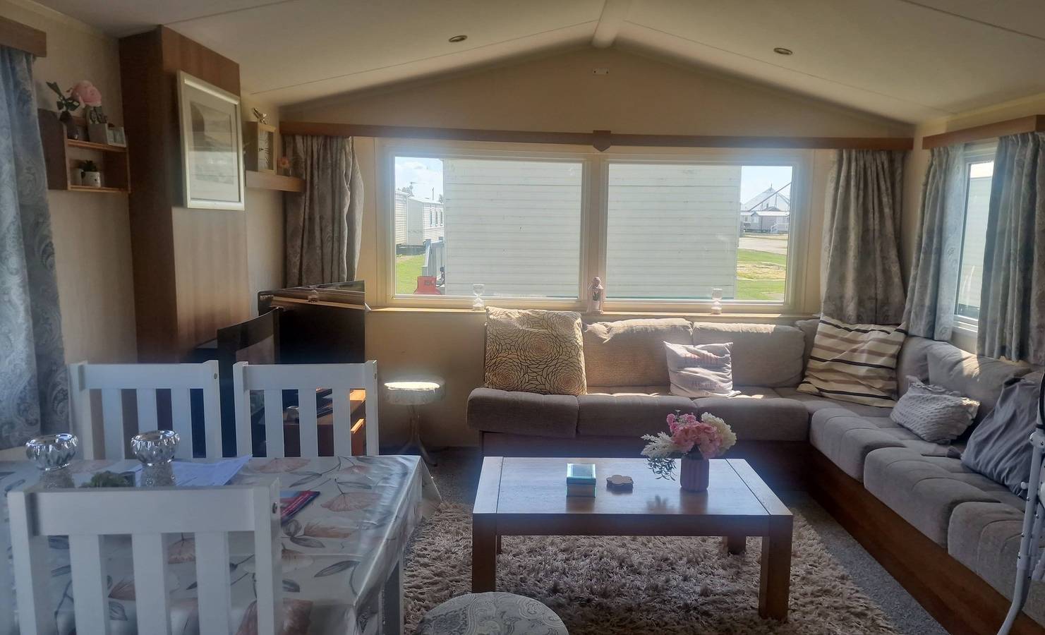 3 Bed Caravan - Sleeps 8 - Pool - Pet Friendly in Ingoldmells, Lincolnshire
