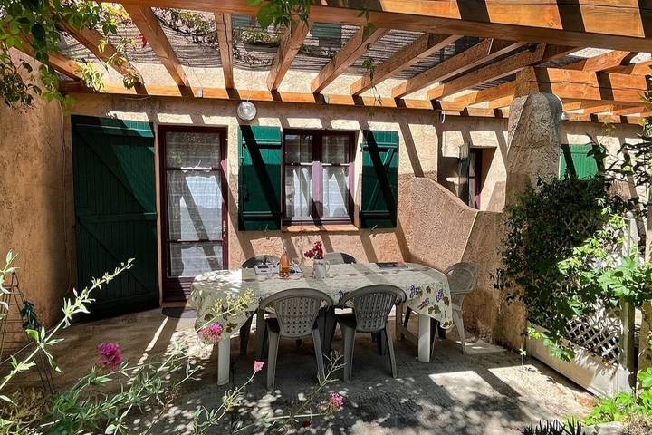 Gîte pour 5 personnes, avec terrasse ainsi que vue et jardin