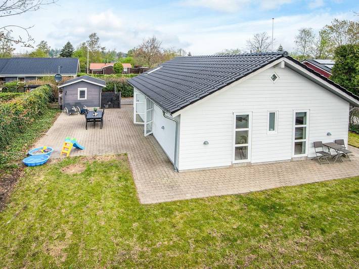Ferienhaus für 6 Personen, mit Terrasse und Garten in Høll