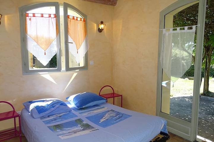 Location de vacances pour 6 personnes, avec terrasse et jardin, animaux acceptés à Saint-Étienne-de-Fontbellon - 2