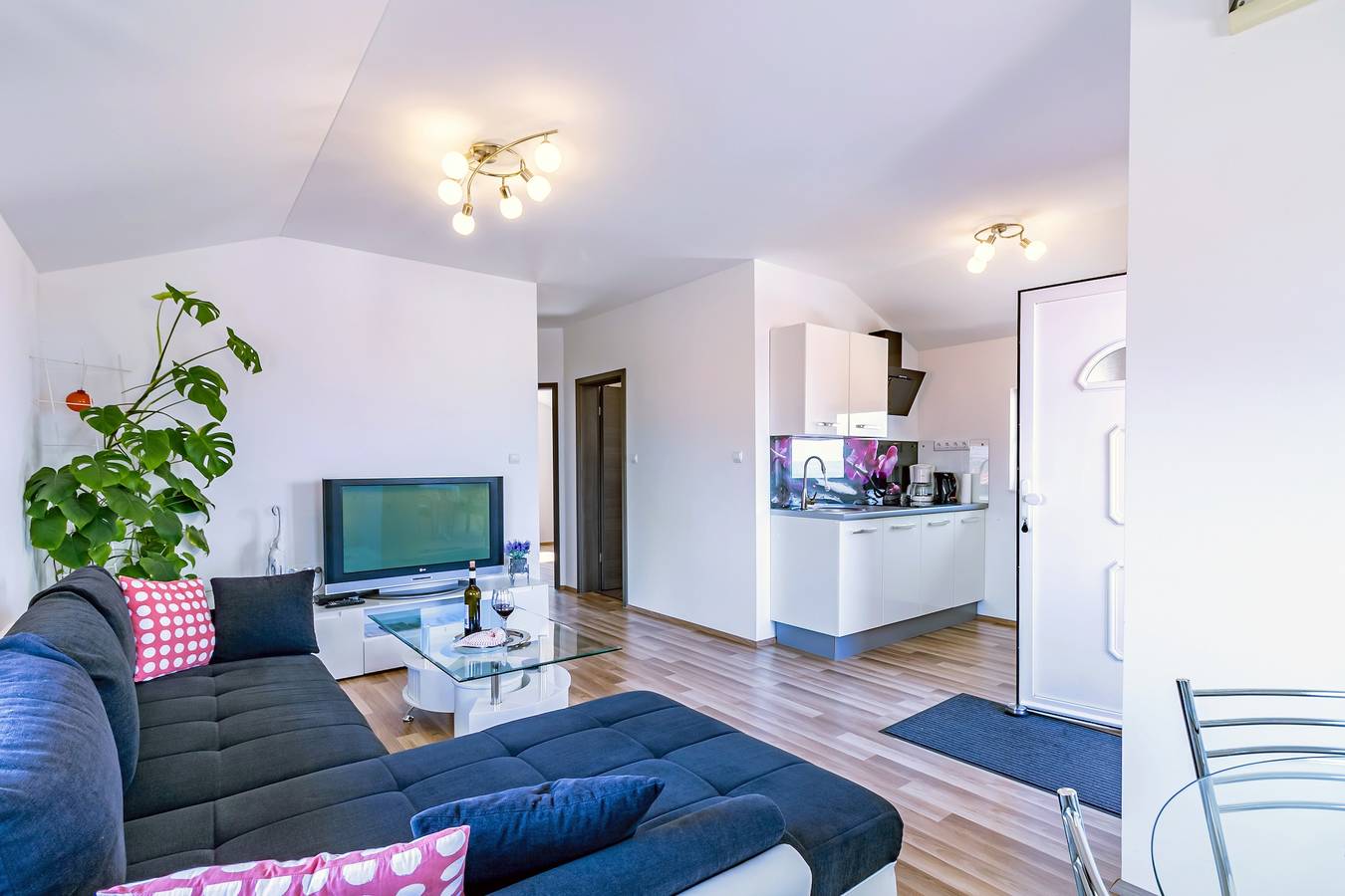 Ganze Wohnung, 2-Zimmer-Ferienwohnung mit Balkon und Meerblick Bilice, Krka A-13545-a in Bilice, Šibenik-Knin