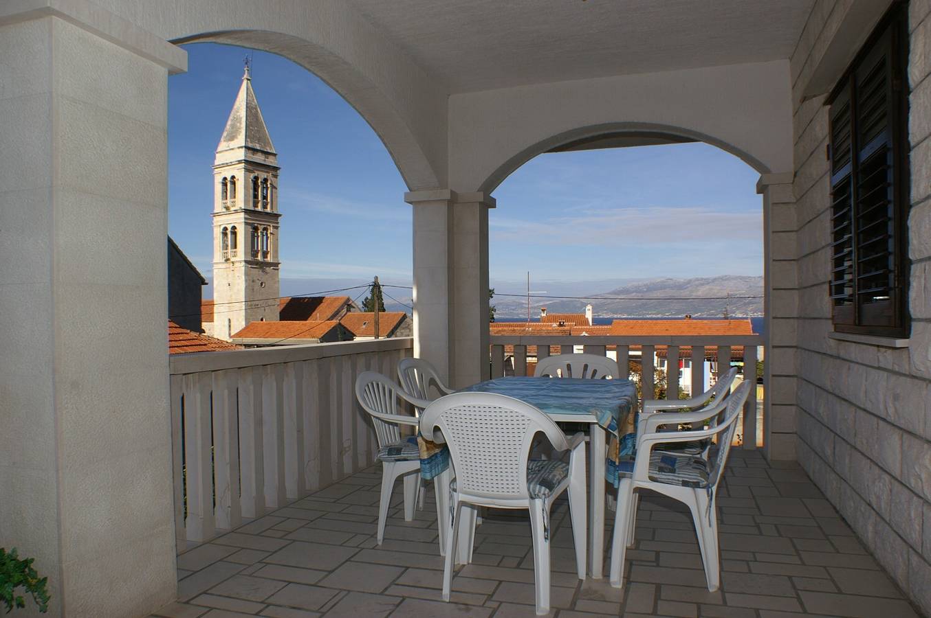 Ganze Wohnung, 3-Zimmer-Ferienwohnung mit Terrasse und Meerblick Supetar, Brac A-2956-a in Supetar, Brac