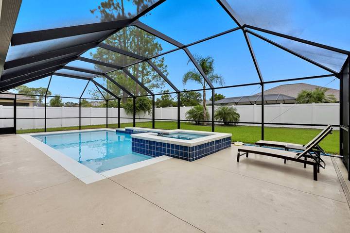 Vacation rental for 8 people, with balcony and yard, kid friendly in Palm Coast