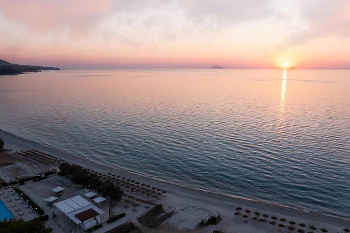 Parc de vacances pour 4 personnes, avec piscine ainsi que vue et terrasse à Zambrone - 4