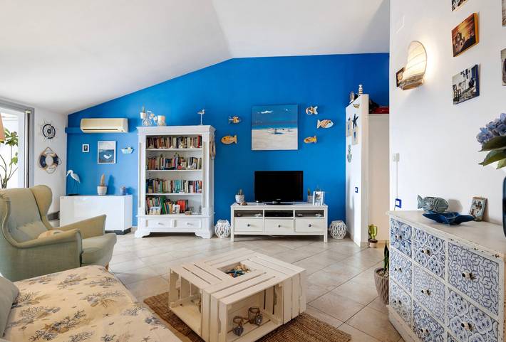 Ganze Wohnung, Penthouse 'Attico Con Terrazza' mit Bergblick, Gemeinschaftsterrasse & Klimaanlage in Viareggio, Italienische Riviera