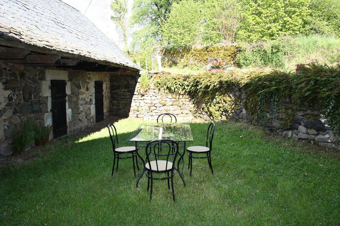 La Chambre de Roche, chambre d'hôtes à la Ferme - Chambre Les Assous in Saint-Bonnet-de-Salers, Parc naturel régional des Volcans d'Auvergne