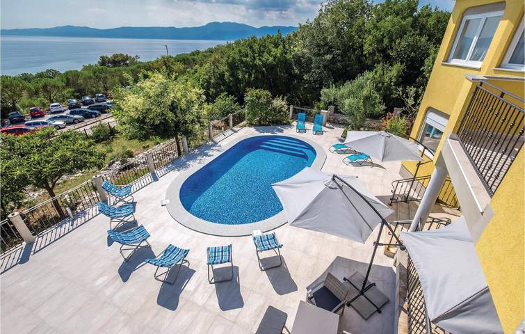 Gemütliche 1-Zimmer-Wohnung mit Pool, Terrasse und in Küstennähe in Vrh Martinscice, Primorje-Gorski Kotar