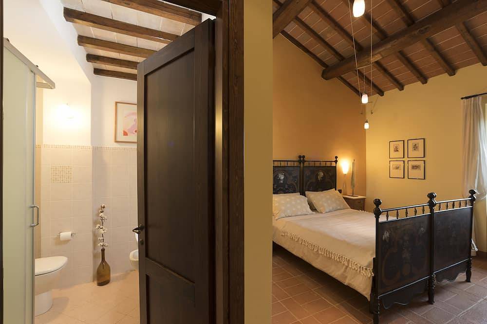 Entire apartment, 19th century stone villa with private pool and garden/6 sleeps/pet friendly in Panicale, Lake Trasimeno
