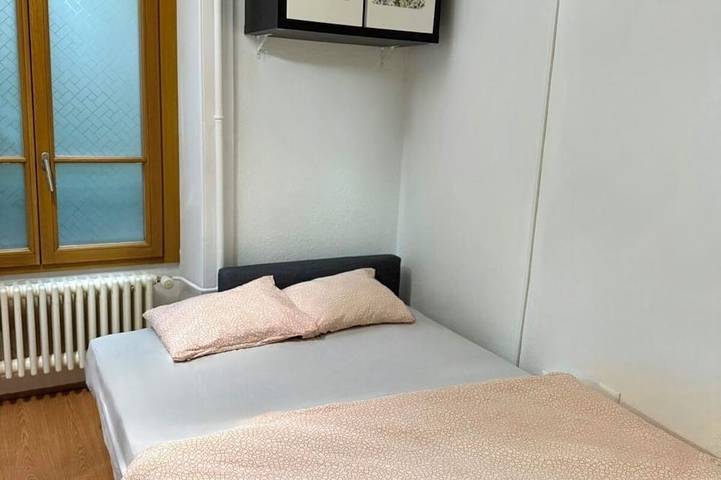 Entire apartment, **2 min from the Jet d'Eau | Renovated 24m² studio apartment, Geneva center **) in Eaux-Vives, Genève