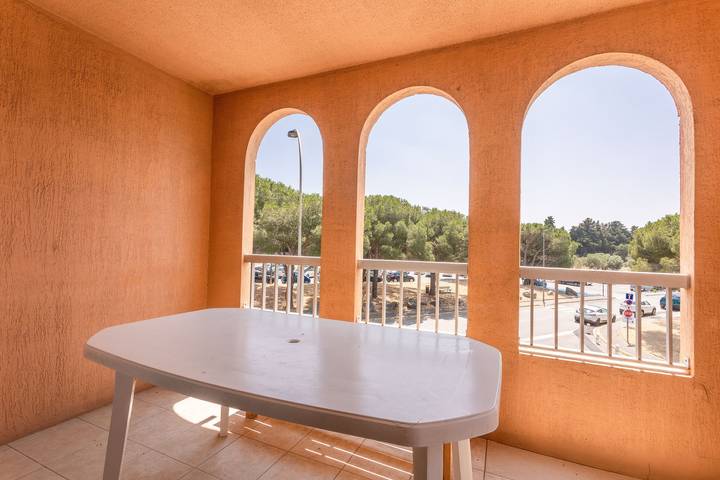 Ganze Wohnung, Ferienwohnung 'T2 Meublé 38m² Loggia' mit Gemeinschaftspool, Privatterrasse und Gemeinschaftsgarten in Frejus, Mittelmeerküste (Frankreich)