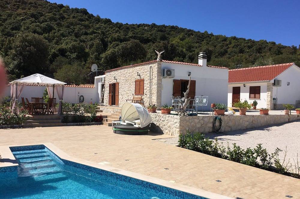 Vacker liten Hus med egen pool und harligt utsikt över Vinisce Bay. in Vinisce, Split-Dalmatien