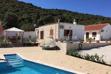 Villa mit pool für 5 Personen, mit Balkon und Pool sowie Whirlpool und Garten in Marina