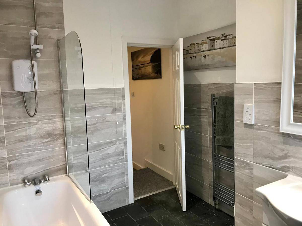Entire apartment, Stylish 3 bedroom house only 5 mins from M6/M58 in Wigan, Greater Manchester