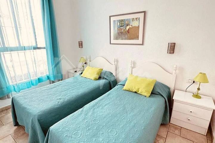 Ganze Wohnung, Spacious 2-bedroom apartment with heated pool, close to the beach in Los Cristianos, Arona