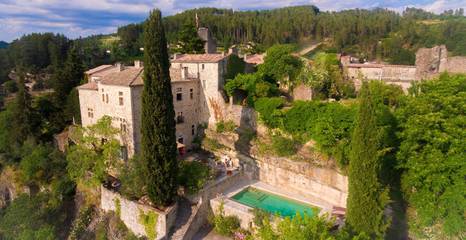 Cottage pour 2 personnes, avec piscine et jardin à Ucel