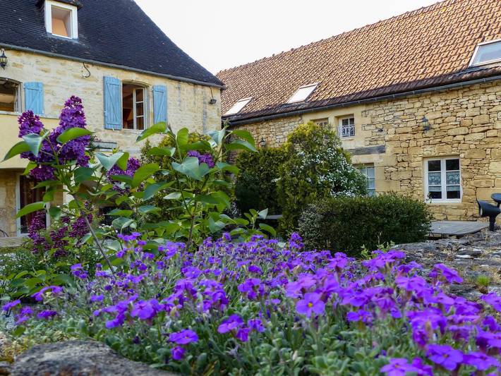 Location de vacances pour 9 personnes, avec jardin et piscine à Sainte-Mondane
