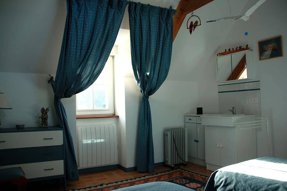 Comfortable, functional and quiet longère. 1km from Pont Aven in Pont-Aven, Côte de Cornouaille