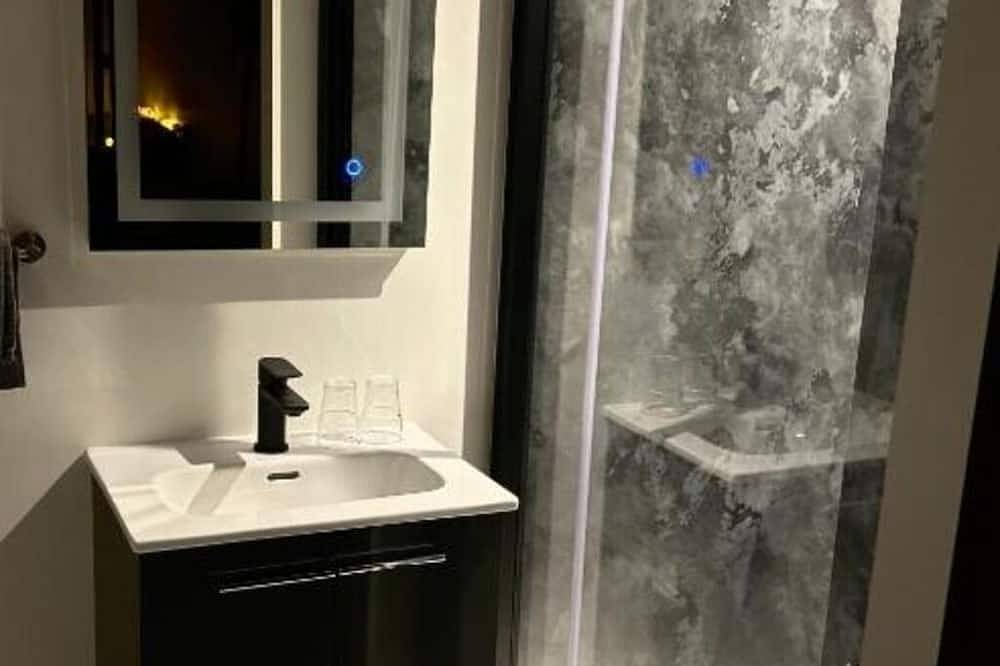 Appartement entier, Studio de jardin avec vue sur piscine in Meyzieu, Lyon et ses environs