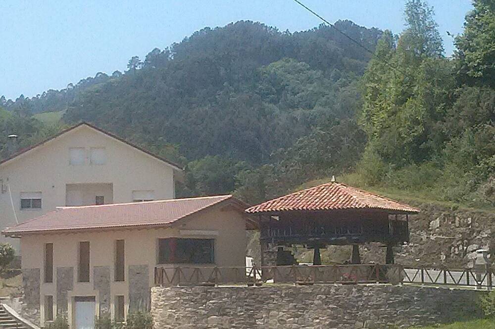 Bella vista sul verde natura dal Asturiana dentro in Valdes, Costa Verde (Spagna)