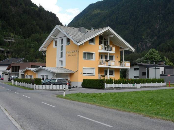 Ferienwohnung für 4 Personen, mit Balkon und Garten im Ötztal