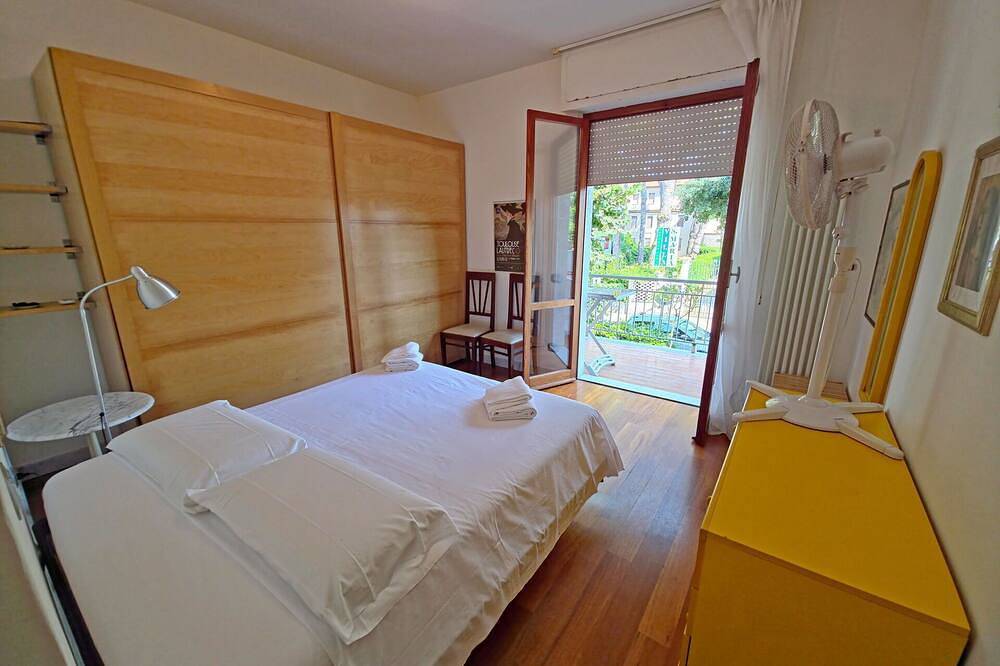 Splendida villa indipendente con Wifi, Tv, terrazza e parcheggio, vicino Forte Dei Marmi in Marina di Massa, Massa