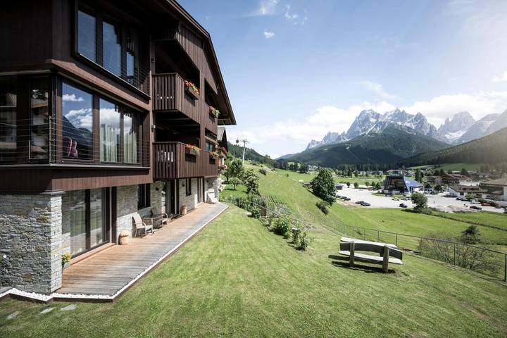 Ferienwohnung für 6 Personen, mit Balkon und Terrasse sowie Garten und Ausblick in Sexten