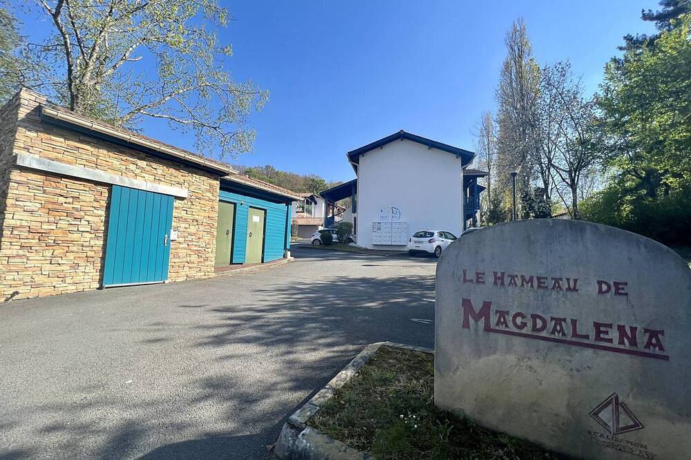 Entire apartment, Cozy 1Br Apt in Cambo-les-Bains with Pool, Terrace, Parking & Pet-Friendly in Cambo-les-Bains, Bayonne region