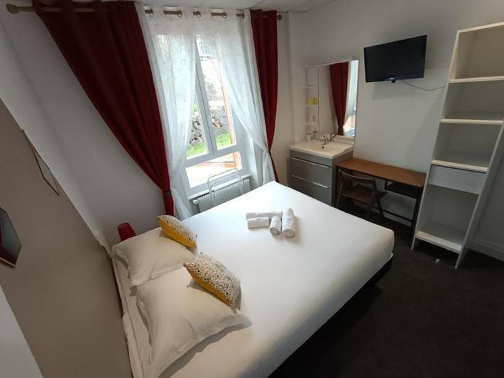 Hôtel pour 2 personnes, avec vue ainsi que jardin et terrasse à Aydat - 2