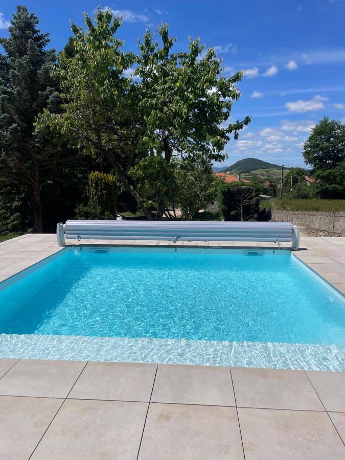 Gite authentique au coeur de Blavozy avec piscine privée, jacuzzi et terrain de pétanque in Blavozy, Haute-Loire