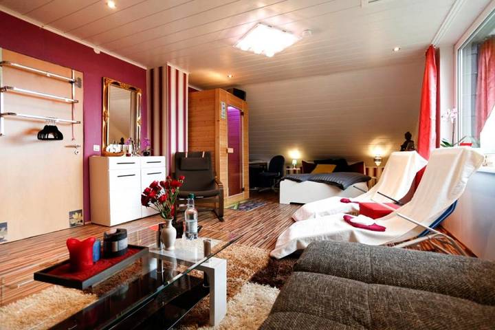 Ferienwohnung für 6 Personen, mit Pool und Whirlpool sowie Garten und Sauna in Schotten