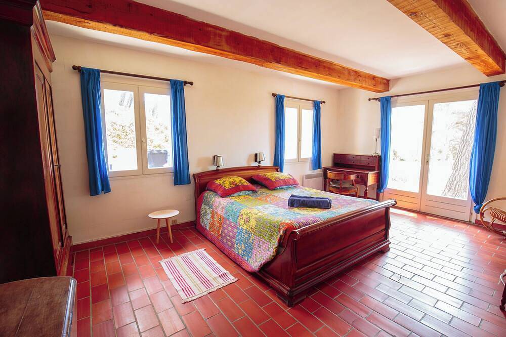 Peaceful villa, large quiet plot with swimming pool in Rognes, Aix-en-Provence region