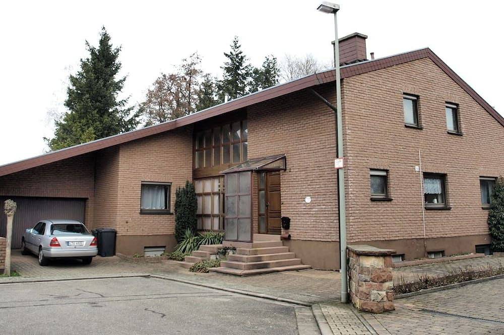 Großes Komfort-Ferienhaus mit170 m² Wohnfläche und 100 m² Wellnessbereich in Roschbach, Südliche Weinstraße