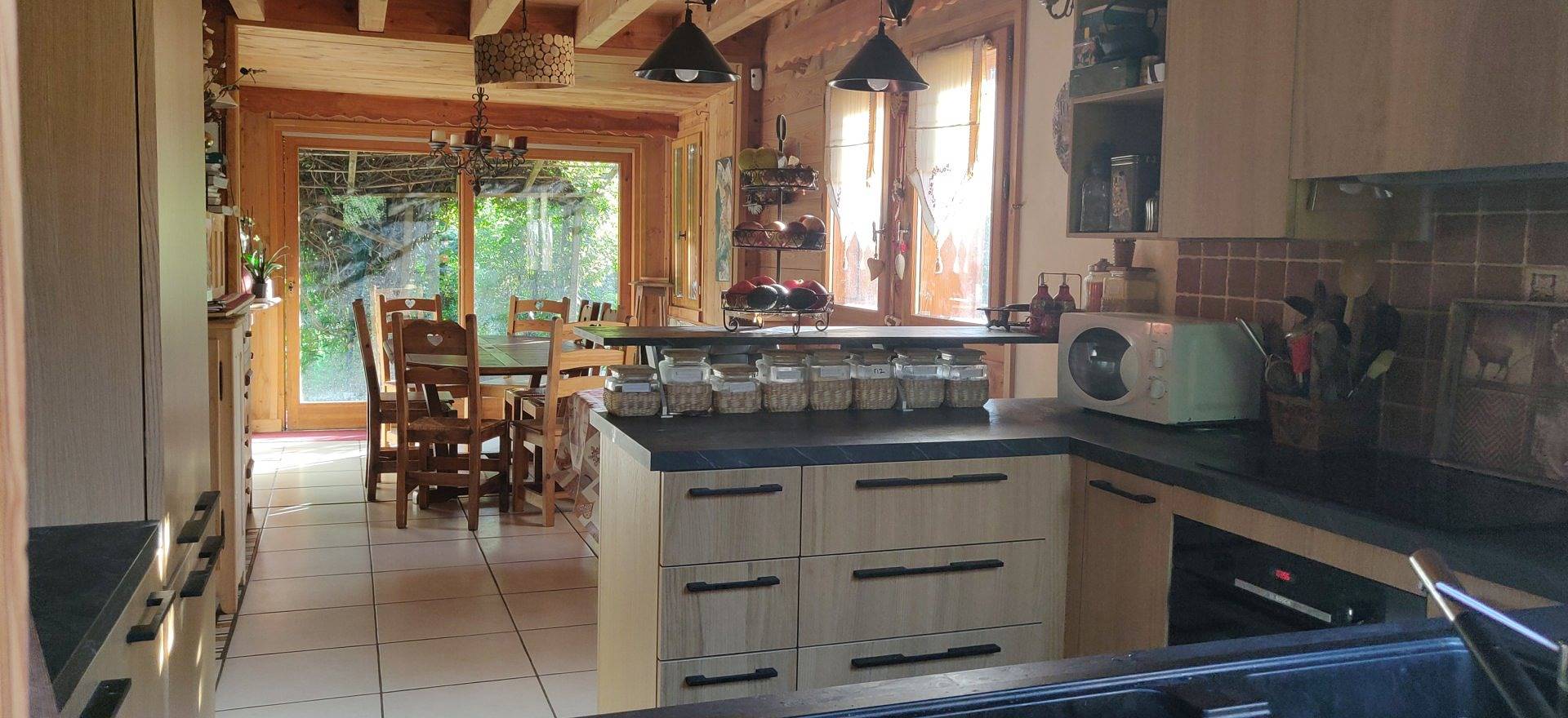Chalet '9 Adultes 4 Enfants' con vistas a la montaña, terraza privada y Wi-Fi in Samoëns, Region Bonneville