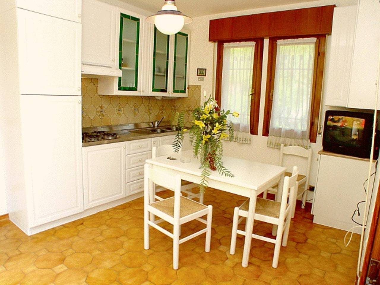 Apartamento entero, Apartamento de tres habitaciones con Wifi y aparcamiento privado a 100 metros de la playa de Lignano. in Ribera de Lignano, Lignano Sabbiadoro