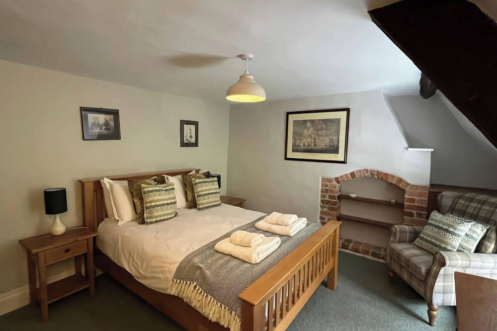Ivy Cottage, pet friendly, with a garden in West Lulworth in Lulworth Cove, Dorset