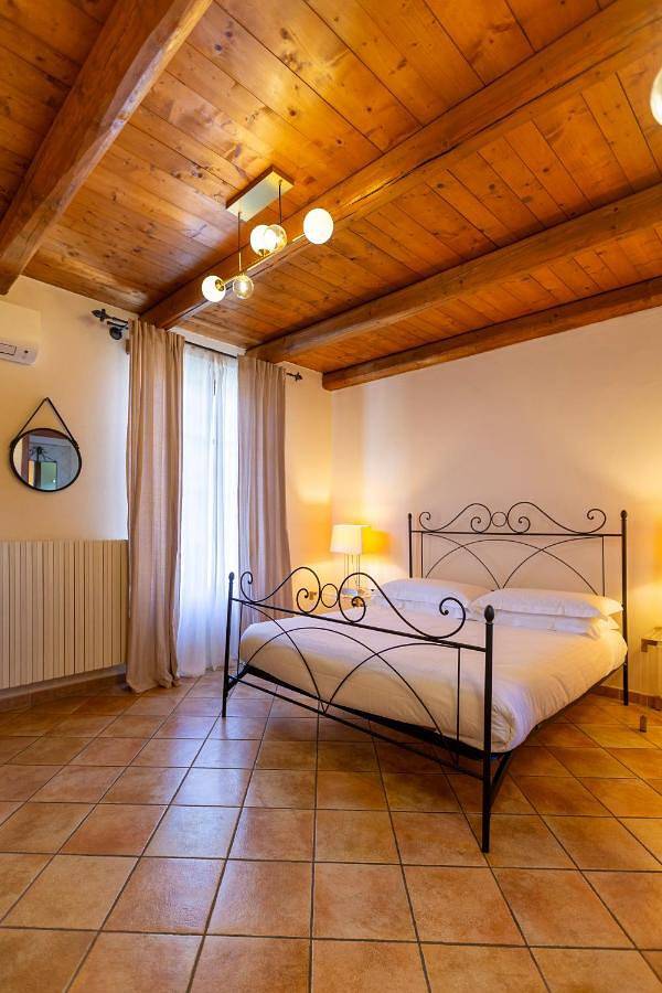 Chambre d’hôte pour 2 personnes, avec piscine ainsi que vue et jardin, animaux acceptés à La Morra