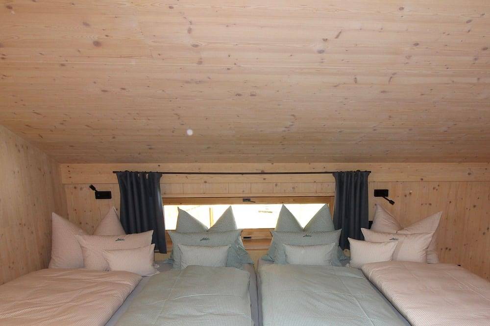 Chalet Hollerhäusl, ganzes Haus, 50 qm für 2-4 Personen, Wohnbereich mit Kochecke und Galerie in Unterwössen, Bayerische Alpen