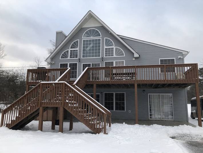 Vacation rental for 18 people, with hot tub and pool as well as yard and balcony in Pocono Mountains