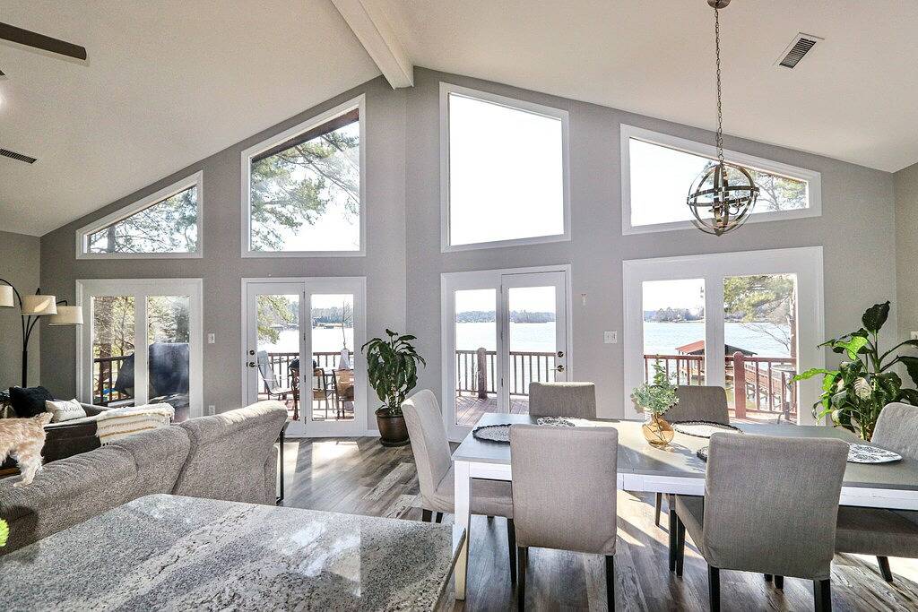 Waterfront: Experience Sublime Sunsets, Private Beach, Hot Tub, and Kayaks in Lake Norman