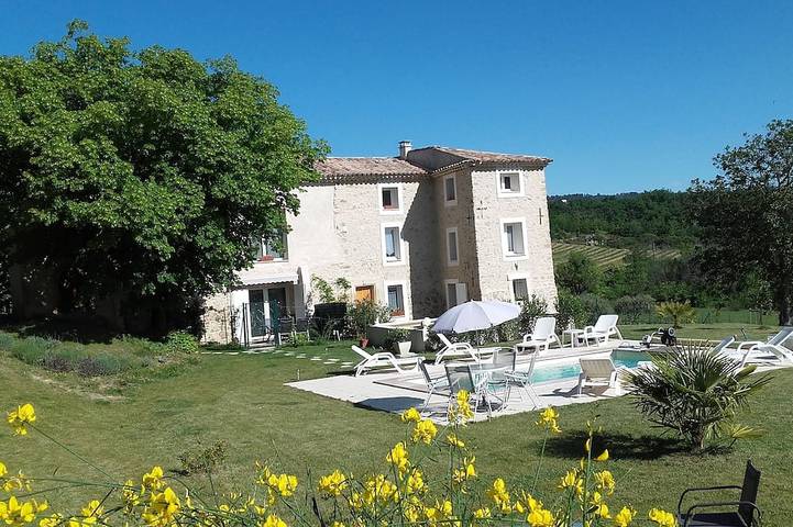 Gîte pour 6 personnes, avec piscine ainsi que jardin et terrasse