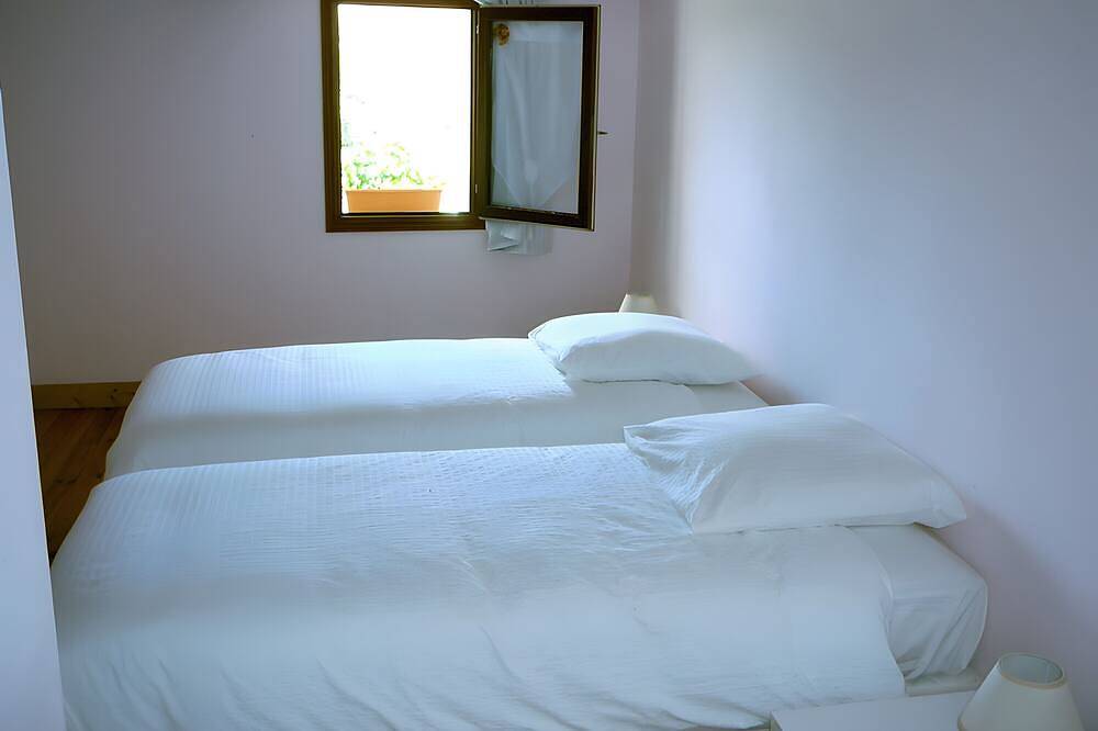 Gîte Les Hauts De L'estuaire with Private Terrace, Garden, and Wi-Fi in Boutenac-Touvent, Saintes region