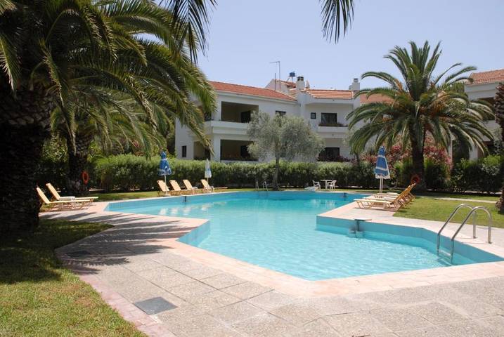 Appart’hôtel pour 4 personnes, avec Terrasse ainsi que Jardin et Piscine